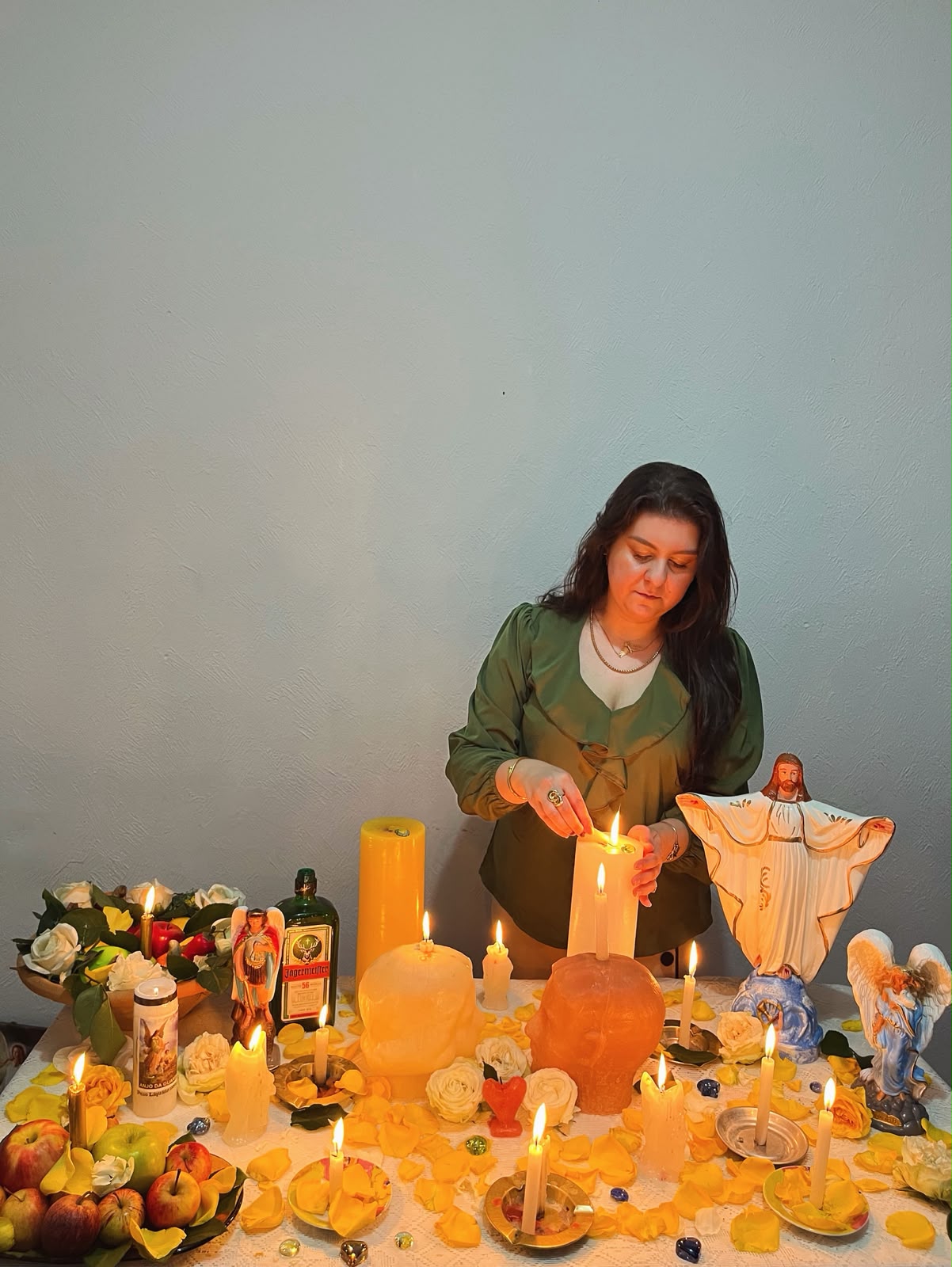 Karina em momento de preparação espiritual